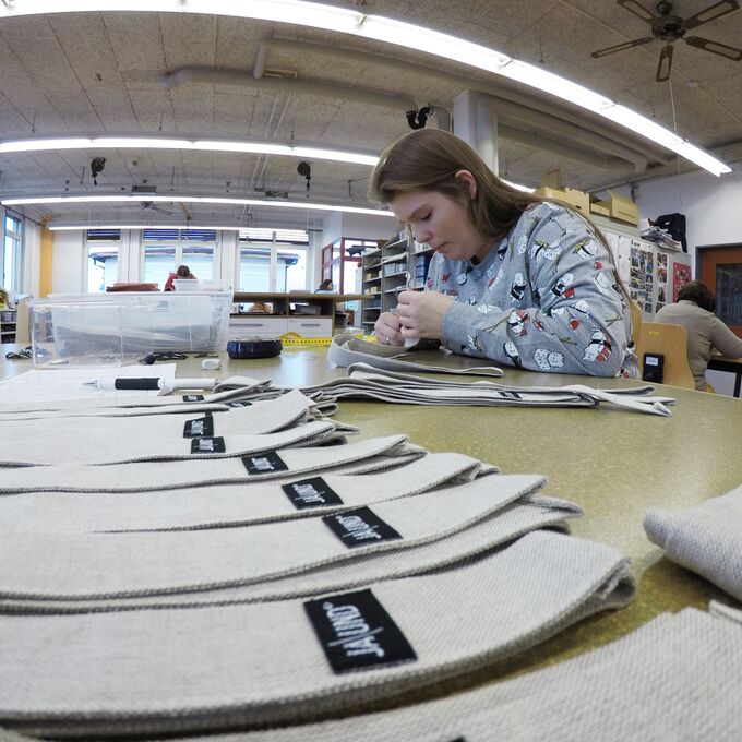 Wirkunde Trousers in Kiesel